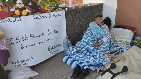Virgilio Garcia, padre biológico del niño realizando una huelga de hambre en el Cabildo de Lanzarote.