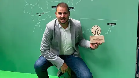 Vianney Rodríguez con el  galardón a Tinajo como candidato a municipio capital del turismo rural.