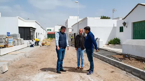 Isidro Pérez, Raúl de León y Antonio Rocio en su visita a las obras de la Calle Párroco San Martín.
