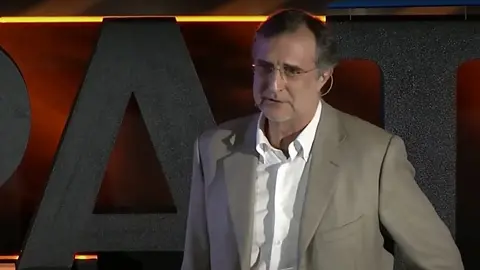 José María Ezquiaga en una de las muchas conferencias que da por el mundo en distintos foros.