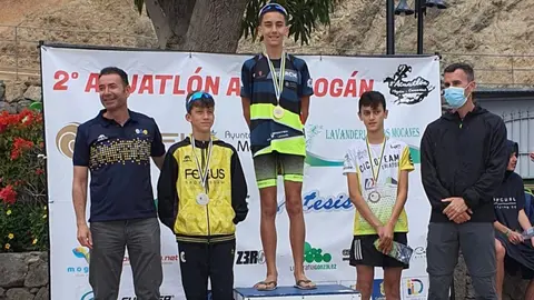 Representante del Real Club Náutico de Arrecife en el podio de la competición.