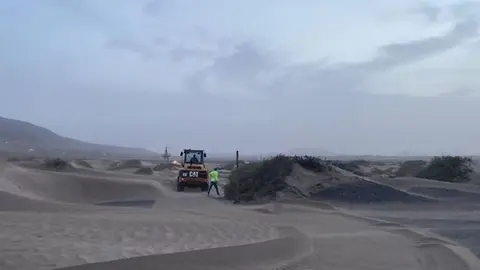 Imagen del día en el que entró la excavadora a retirar jable de la carretera.