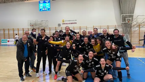 Jugadoras, cuerpo técnico y directiva del San José Obrero celebrando la victoria ante el Rodríguez Cleba.