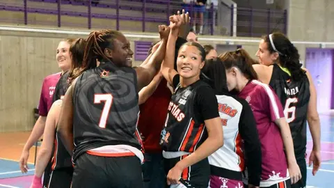Jugadorad del Magec Tías “Contra la Violencia de Género” celebrando su victoria ante el Adareva.