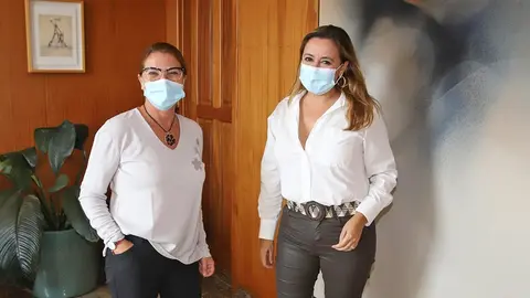 La consejera de Bienestar Social, Isabel Martín,  junto a la presidenta del Cabildo, María Dolores Corujo.