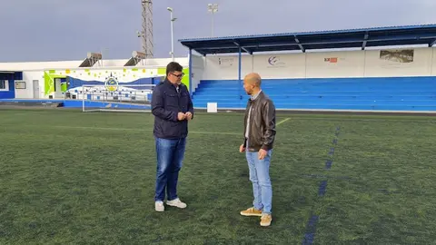 Isidro Pérez junto a Raúl de León visitando las instalaciones deportivas del municipio.