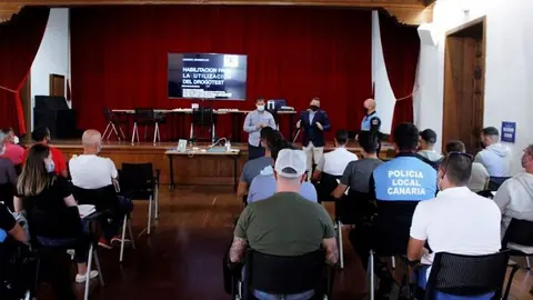 El alcalde de Yaiza con los agentes de la Policía Local