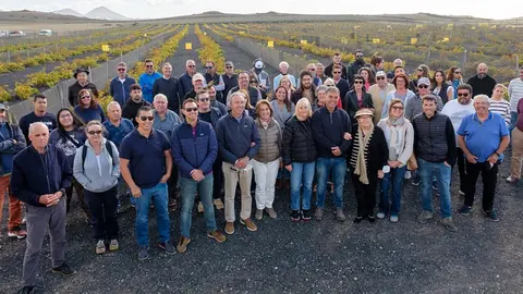 Imagen de la gente que acudió a la histórica vendimia adelantada.