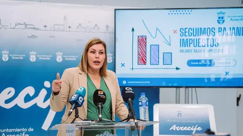 Astrid Pérez anunciando las rebajas fiscales del Ayuntamiento de Arrecife en rueda de prensa.