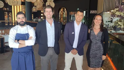 Paco Medina, Jefe de cocina del Alarz, junto a Miguel Morales, dueño del Arrecife Gran Hotel & Spa, Gustavo Valencia, jefe de Sala del Alarz, y Gladys Acuña, responsable de comunicación del Arrecife Gran Hotel & Spa.