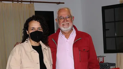 Belén Morales junto a Marcial Martín, el presidente del PSOE en la Isla