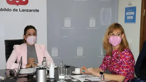 Mar&iacute;a Dolores Corujo junto a la presidenta del Colegio de Enfermer&iacute;a de Las Palmas, Rita Mendoza.