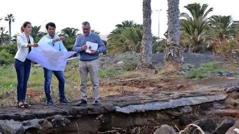 Jenifer Galán y Marcos Bergaz junto al Barranco del Hurón en Costa Teguise.