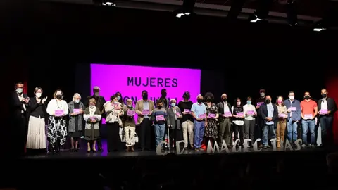 Entrega de reproducciones de placas de calles a las 25 mujeres homenajeadas y sus familiares.