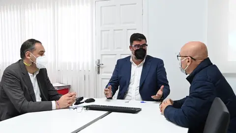 Isidro Pérez junto a Rafael Yanes y Felipe Afonso El Jaber.