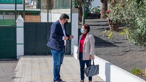 Isidro Pérez y Alma González en el CEIP Playa Honda.