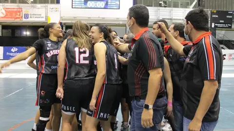 Jugadoras del Magec Tías "Contra la Violencia de Género" celebrando la victoria en el último encuentro de la temporada.