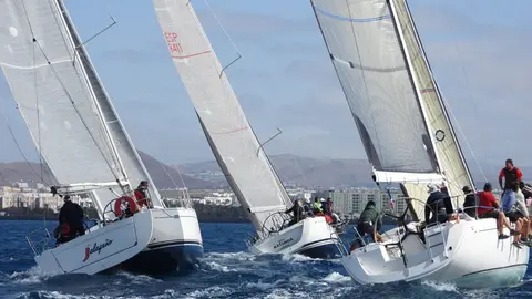 Diferentes embarcaciones participando en en la Regata La Graciosa – Trofeo Líneas Romero.