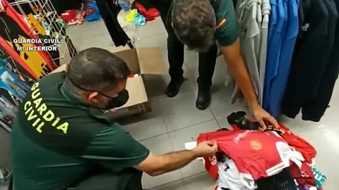 Imagen de la actuación de la Guardia Civil en uno de los bazares.