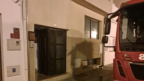 Imagen del edificio en el que se produjo el incendio en la madrugada del lunes.