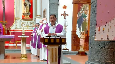 Juan Carlos Medina durante el desarrollo de una misa en el iglesia de San Ginés.
