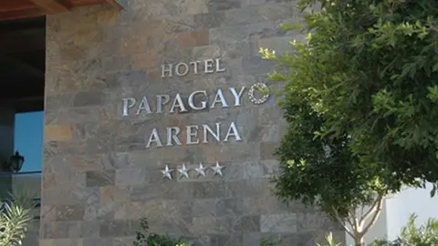 Imagen de la fachada del hotel Papagayo Arena de Playa Blanca.