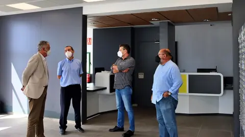 José Juan Cruz y Nicolás Saavedra junto a Juan Rodríguez, director de la sucursal.