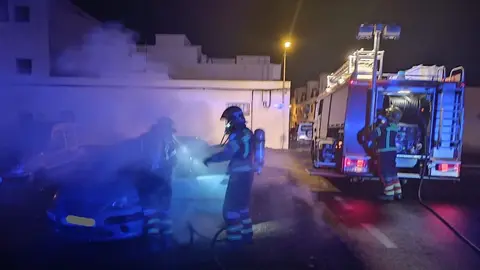Momento de la actuaci&oacute;n de los bomberos para sofocar el incendio