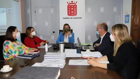 María Dolores Corujo, presidenta del Cabildo, Marta Arrocha, directora general de Dependencia y Discapacidad del Gobierno de Canarias, e Isabel Martín junto a los técnicos.
