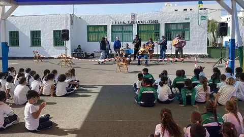 Alumnos del CEIP Alcalde Rafael Cedrés observando una actuación en el patio de centro.
