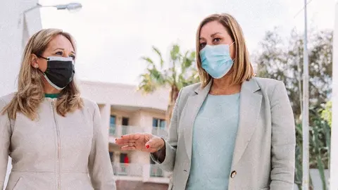 Astrid Pérez junto a Sarom González.