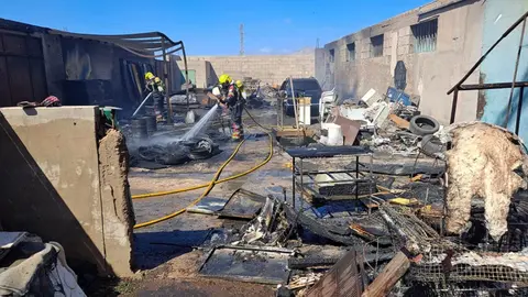Componentes de los bomberos extinguiendo el fuego en las inmediaciones del cementerio de Arrecife.