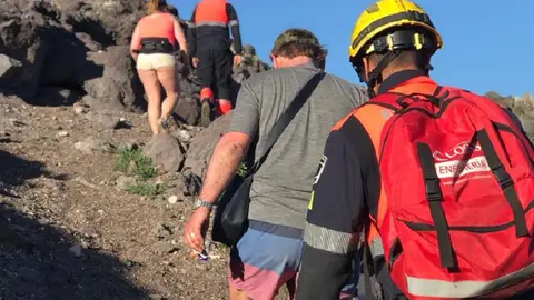 Componentes del consorcio guiando a los senderistas.