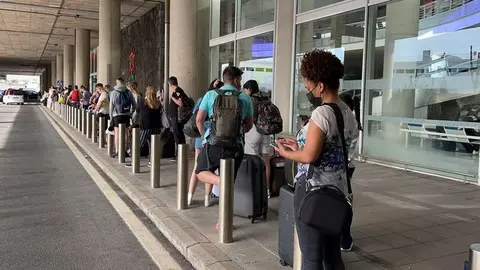 Imagen reciente de turistas esperando en el aeropuerto para coger un taxi