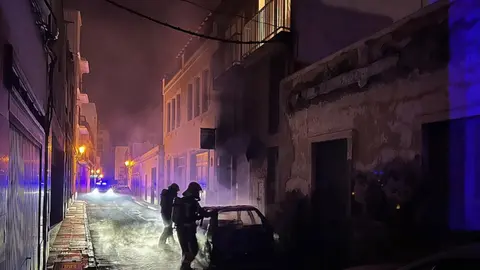 Bomberos del consorcio extinguiendo el incendio del vehículo.