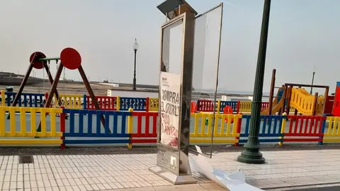 Imagen de cómo quedó destrozado el cartel de la publicidad