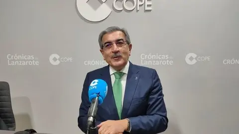 Román Rodríguez en los estudios de Crónicas Radio-COPE Lanzarote
