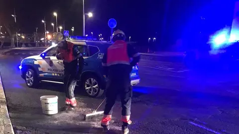 Imagen de los bomberos recogiendo parte del destrozo que creó el accidente