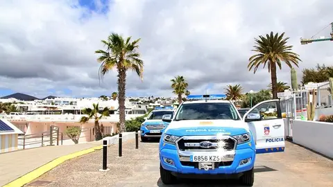 Vehículos de la Policía Local en Puerto del Carmen.