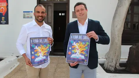 El concejal de Cultura y el alcalde de Yaiza este lunes frente al Ayuntamiento