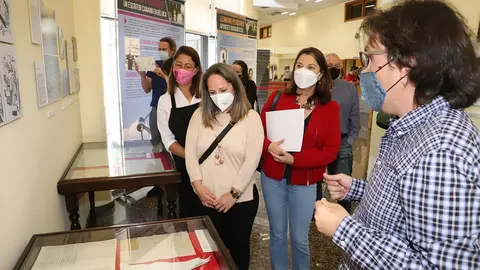 Myriam Barros e Isabel Martín contemplando la exposición en el Biblioteca Insular.