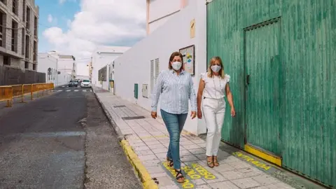 Astrid Pérez y Saro González junto al CEIP Nieves Toledo.
