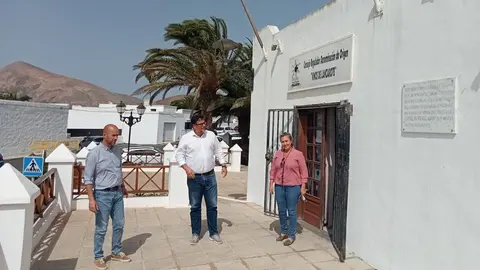 El alcalde de San Bartolomé con los dos concejales que están directamente implicados en la obra