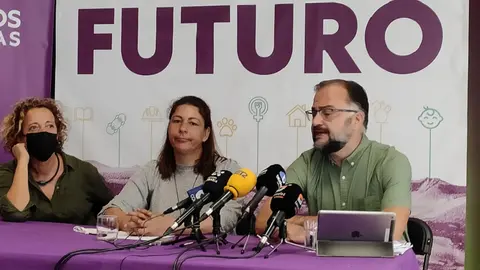 Myriam Barros, Elena Solís  y Jorge Peñas durante la comparecencia ante los medios en la sede del partido.