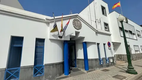 Imagen de la entrada a la comisaría de Arrecife.