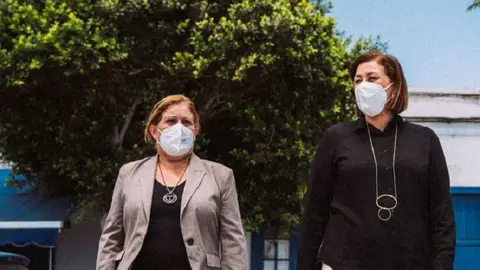 Ángela Hernández y Astrid Pérez caminando por Arrecife.
