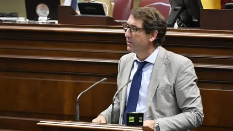 Iñaki Lavandera durante su intervención en la comisión parlamentaria de Presupuestos y Hacienda.
