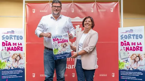 Isidro Pérez presentando el cartel de la campaña por el día de la madre junto a Alma González.