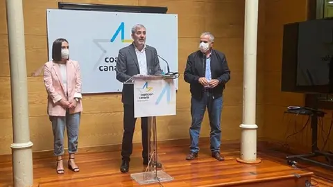 Migdalia Machín y Mario Cabrera junto a Fernando Clavijo en una comparecencia de Coalición Canaria.