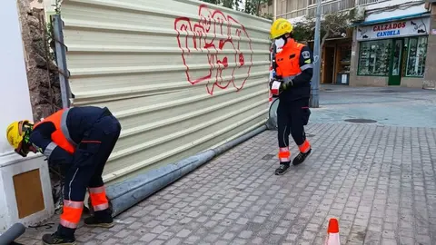 Imagen de los bomberos retirando este miércoles una farola en Arrecife